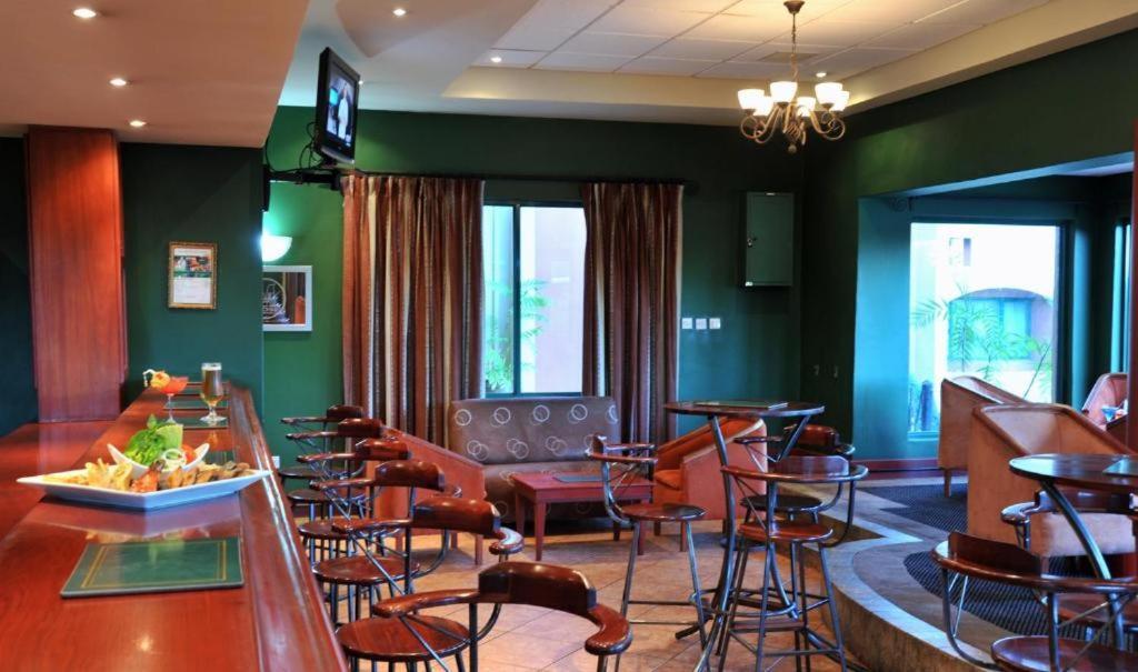 M'Kango Golfview Hotel Лусака Экстерьер фото