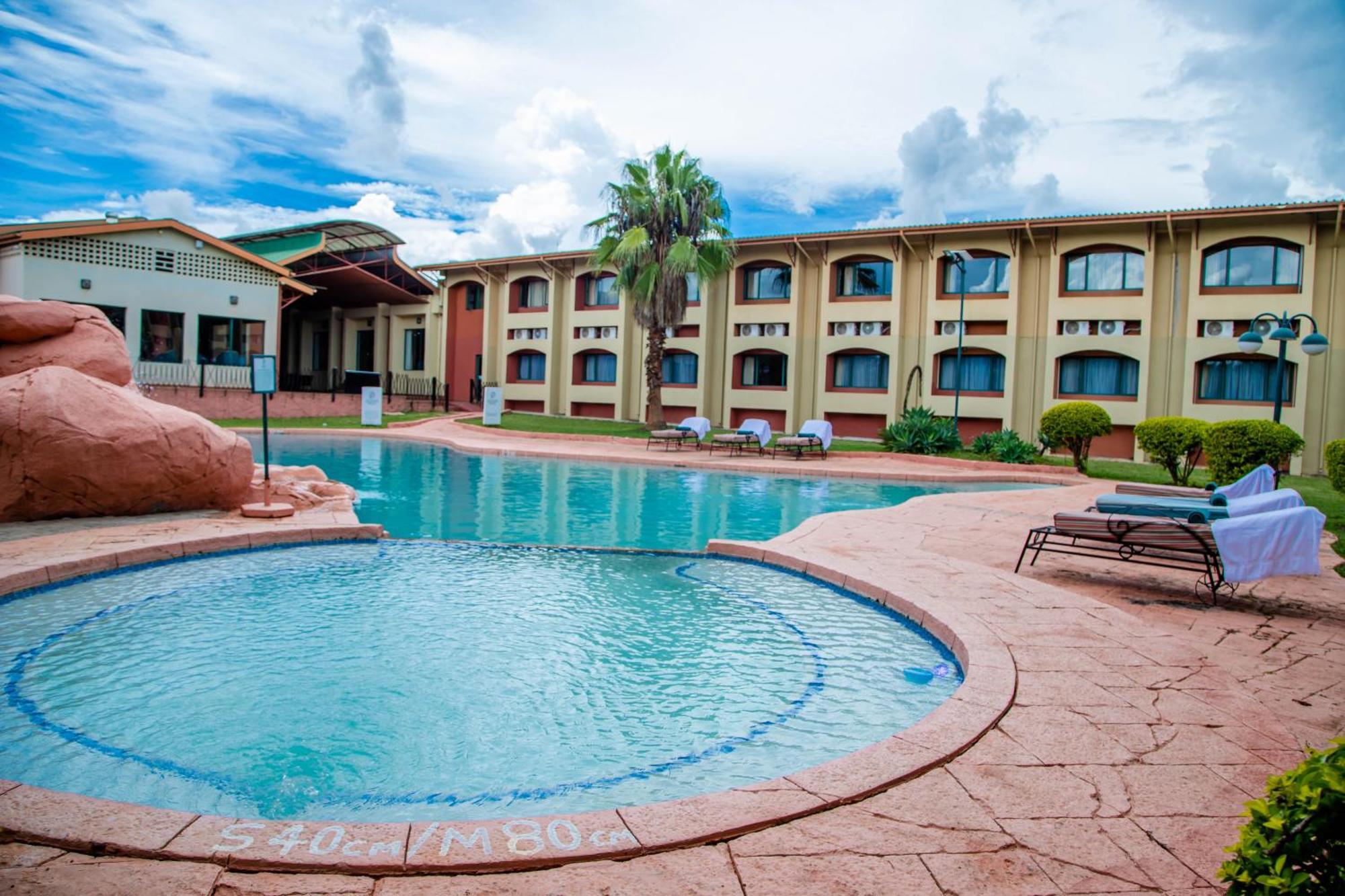 M'Kango Golfview Hotel Лусака Экстерьер фото