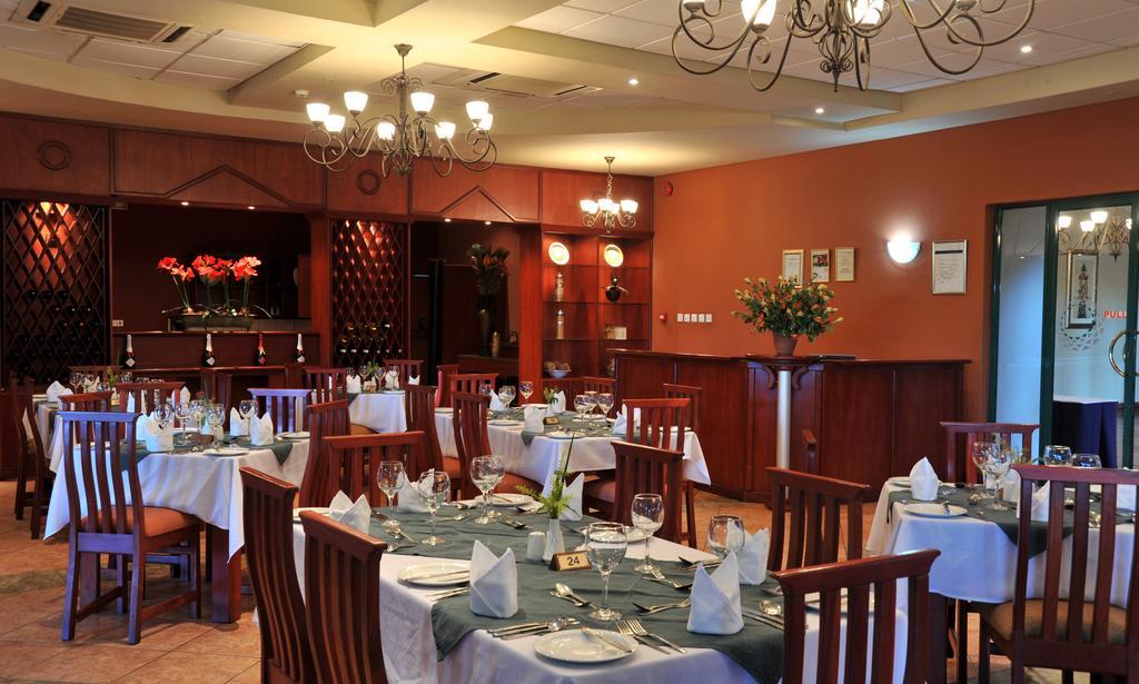 M'Kango Golfview Hotel Лусака Экстерьер фото