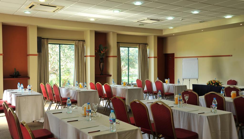 M'Kango Golfview Hotel Лусака Экстерьер фото