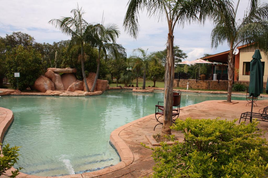 M'Kango Golfview Hotel Лусака Экстерьер фото