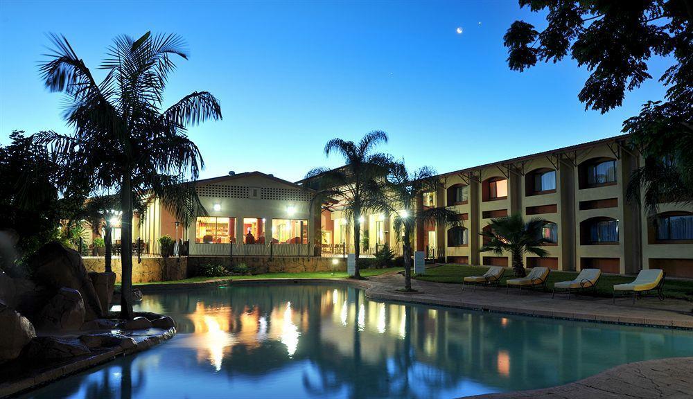 M'Kango Golfview Hotel Лусака Экстерьер фото