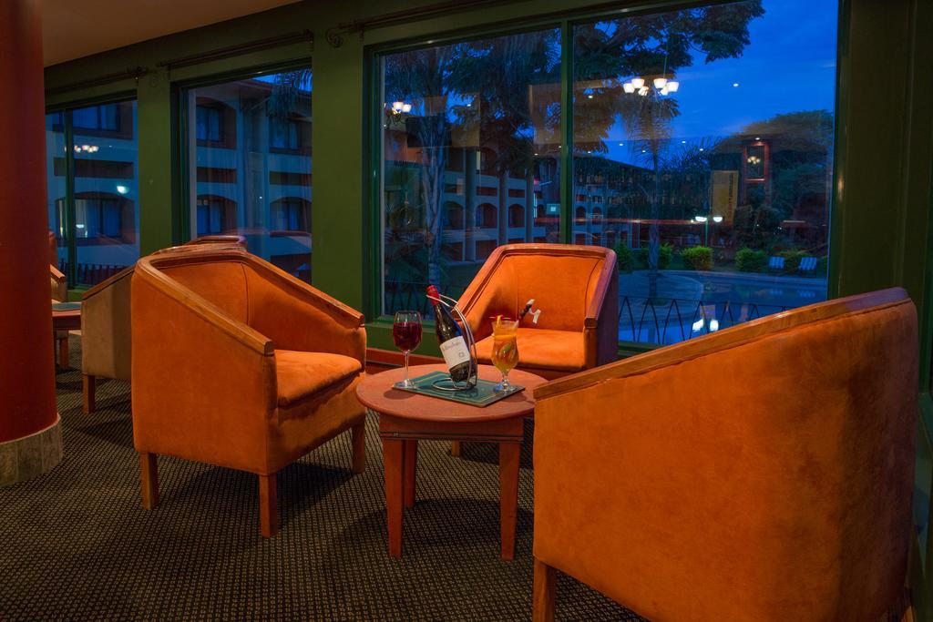 M'Kango Golfview Hotel Лусака Экстерьер фото