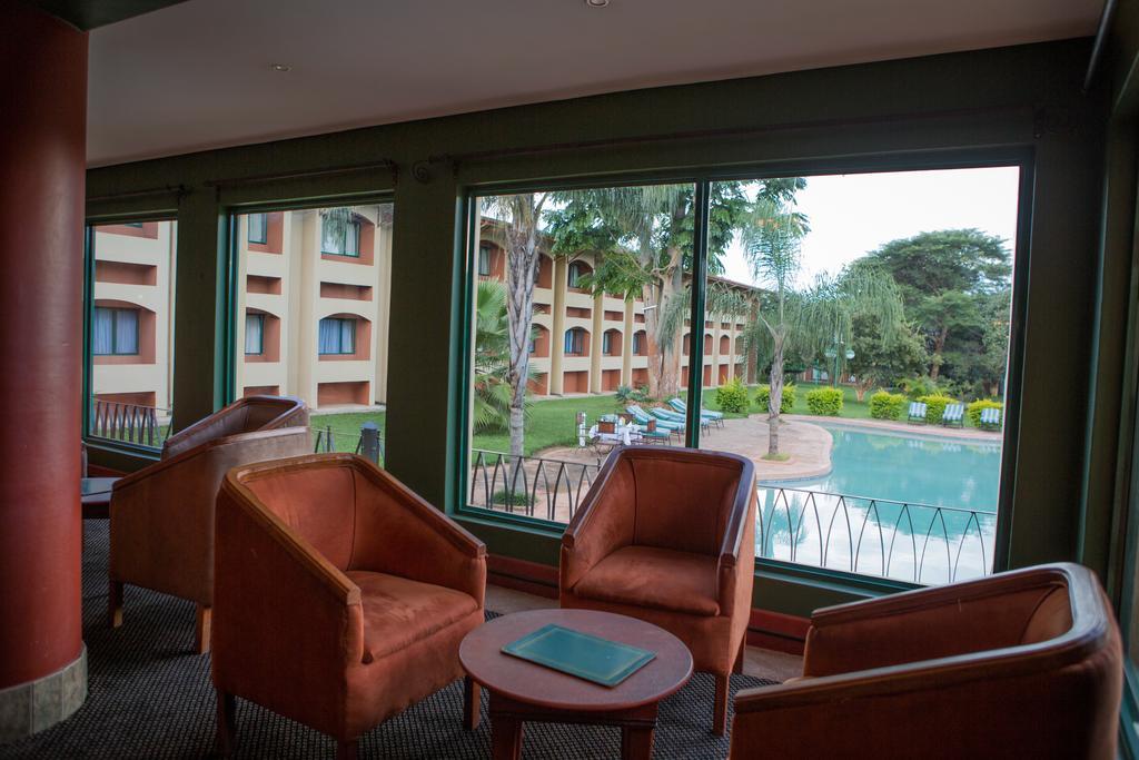 M'Kango Golfview Hotel Лусака Экстерьер фото