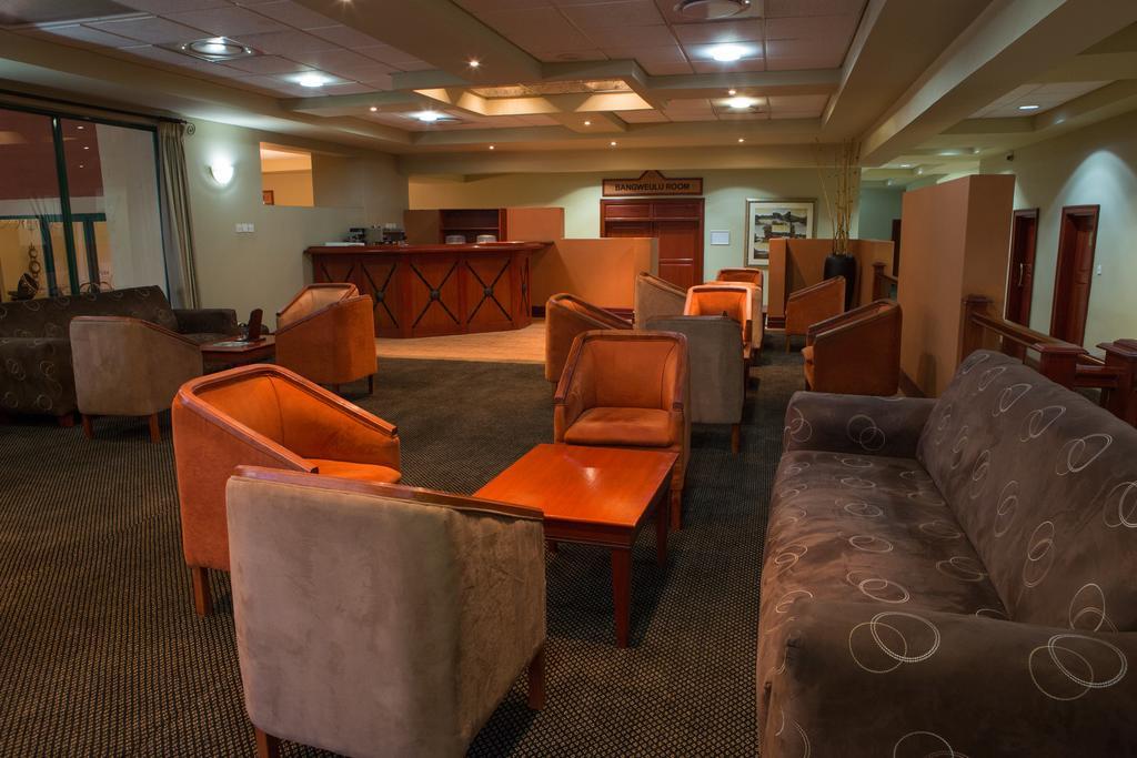 M'Kango Golfview Hotel Лусака Экстерьер фото