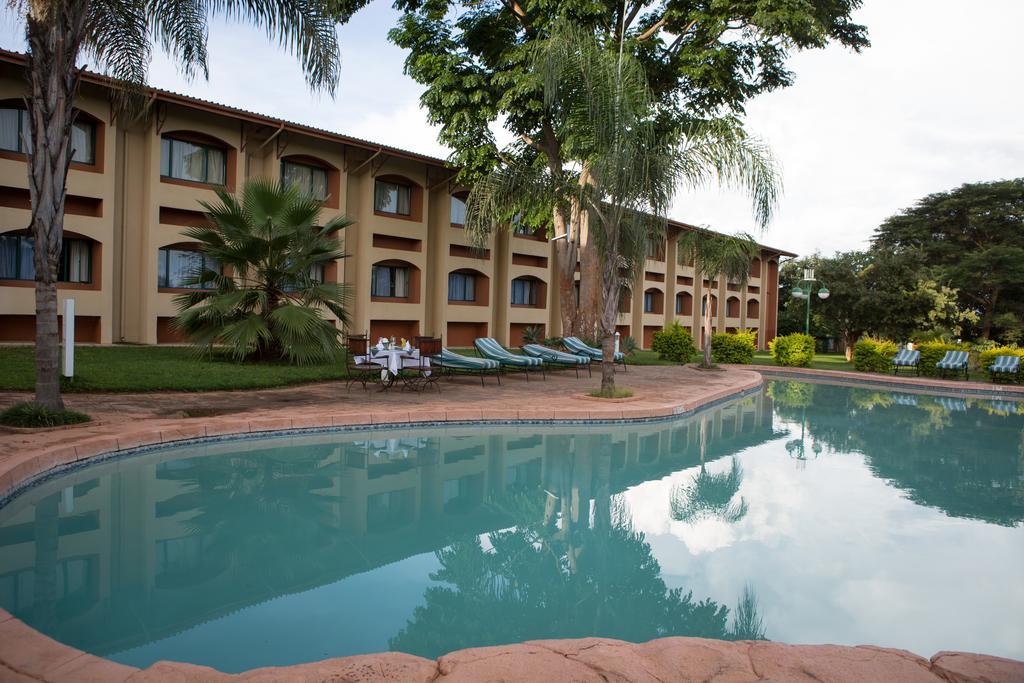M'Kango Golfview Hotel Лусака Экстерьер фото