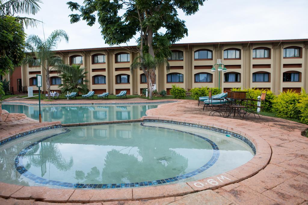 M'Kango Golfview Hotel Лусака Экстерьер фото