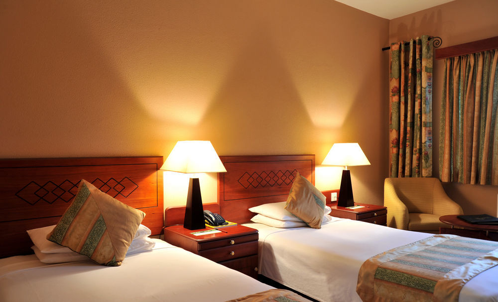 M'Kango Golfview Hotel Лусака Экстерьер фото
