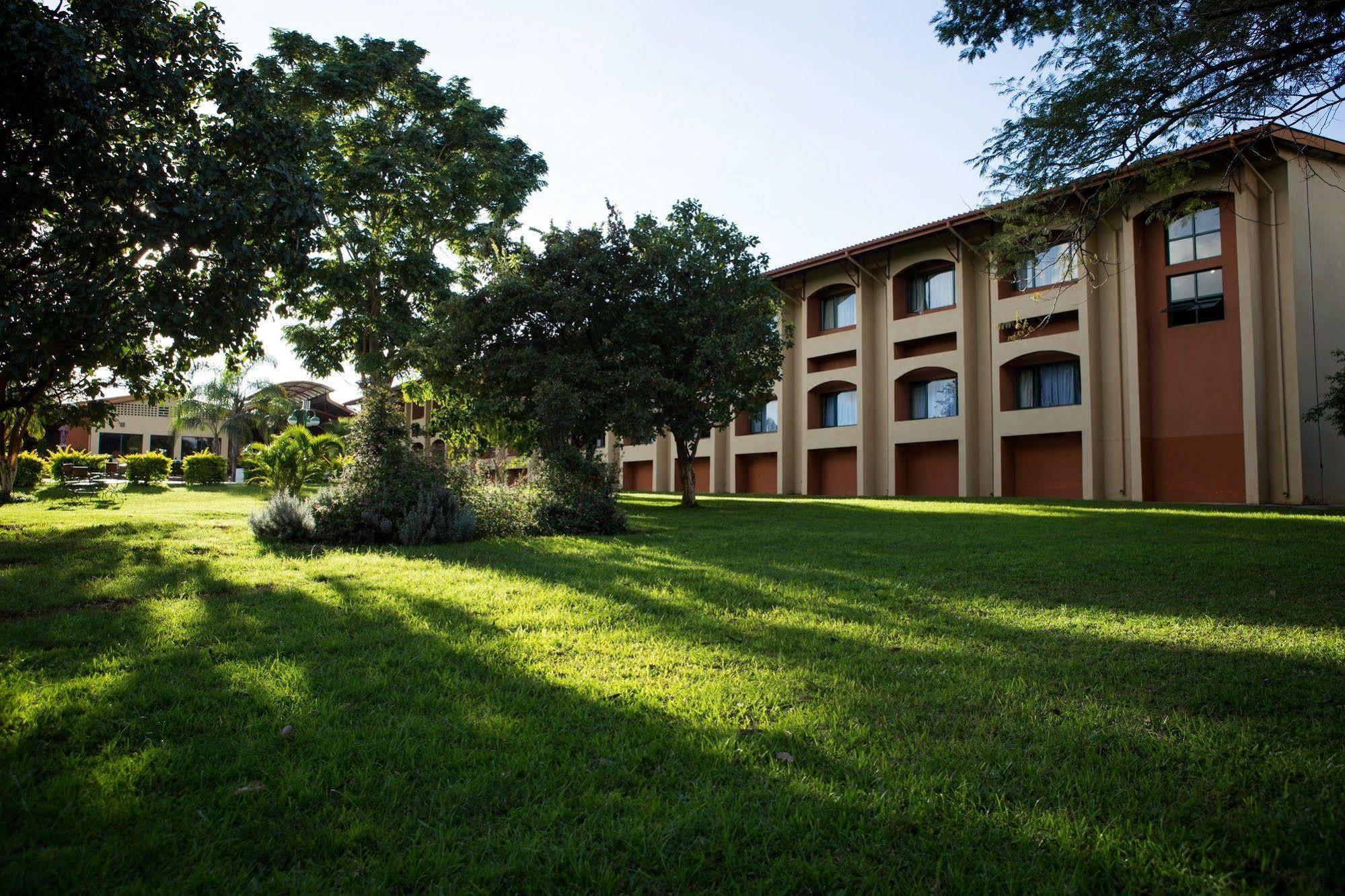 M'Kango Golfview Hotel Лусака Экстерьер фото