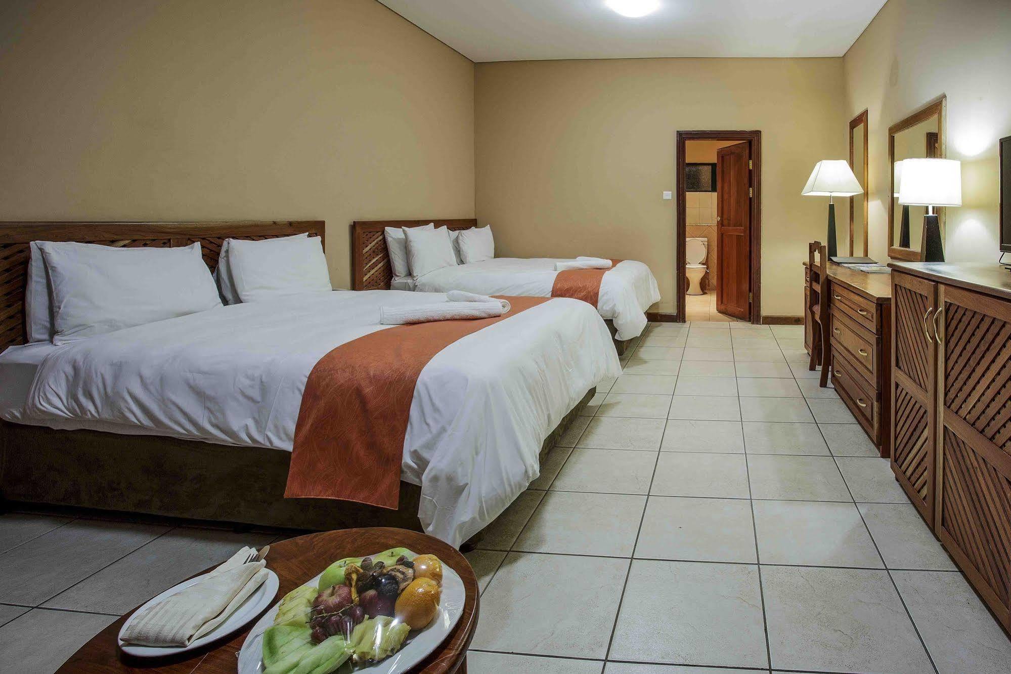 M'Kango Golfview Hotel Лусака Экстерьер фото