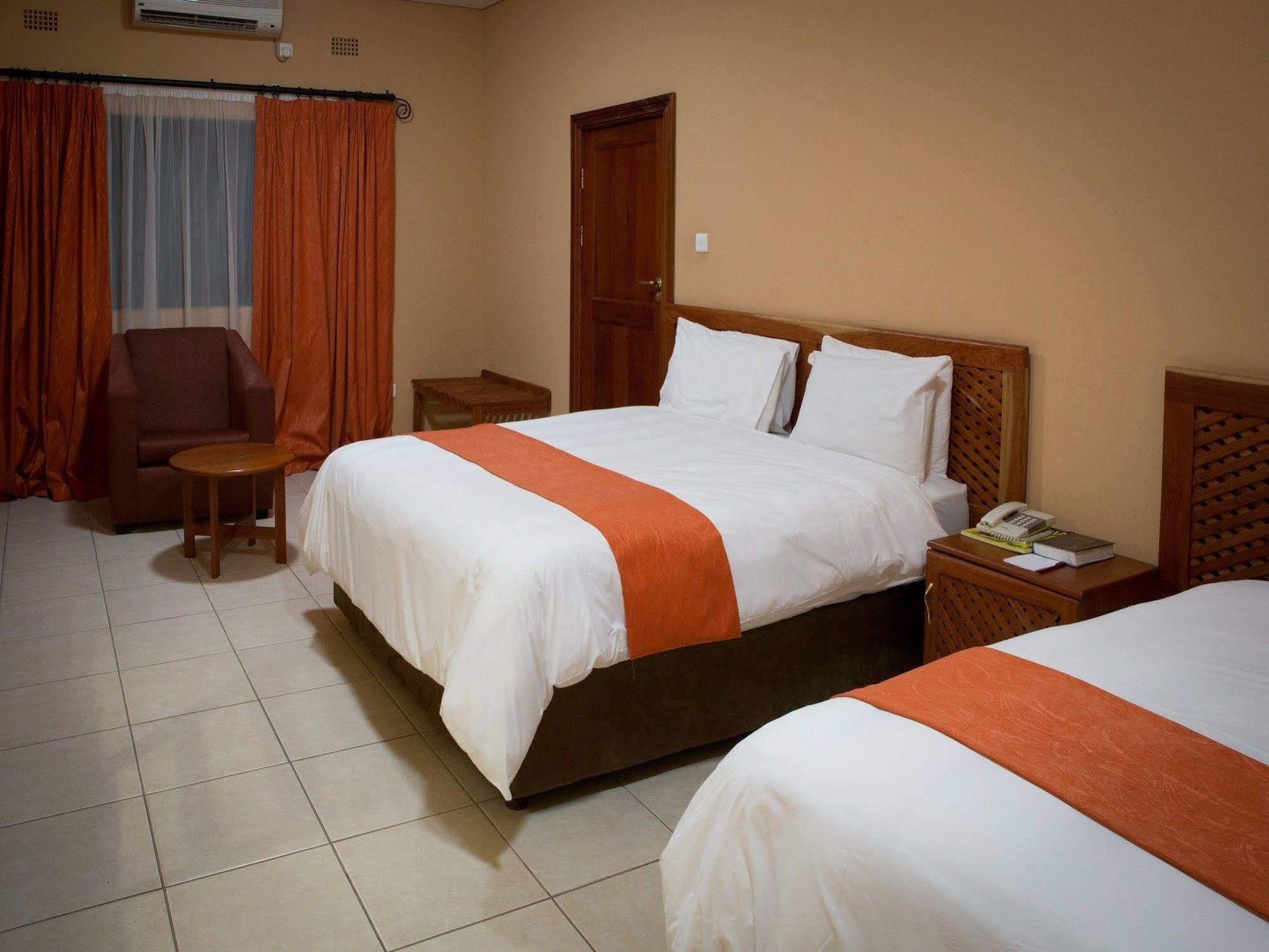 M'Kango Golfview Hotel Лусака Экстерьер фото