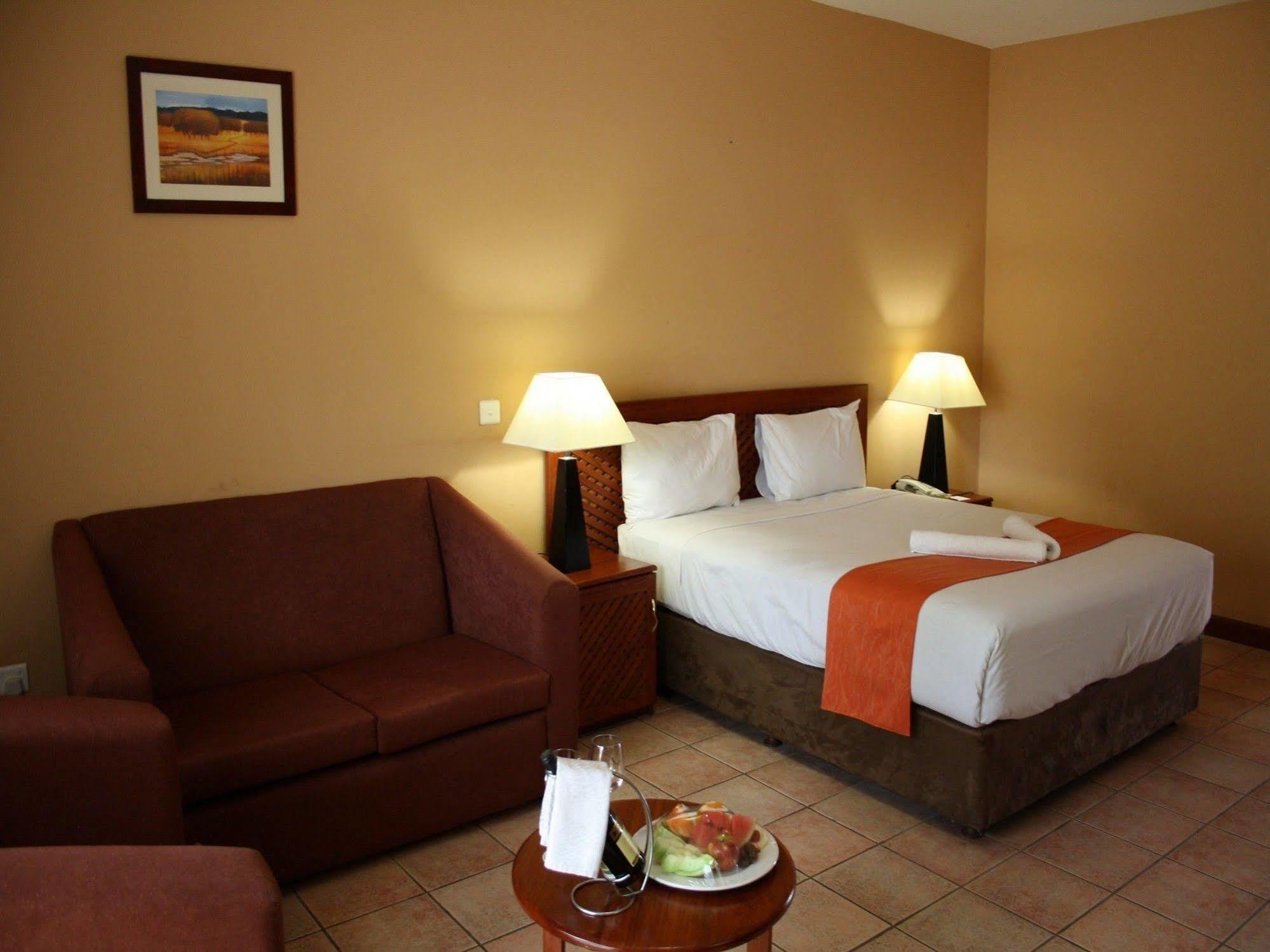 M'Kango Golfview Hotel Лусака Экстерьер фото