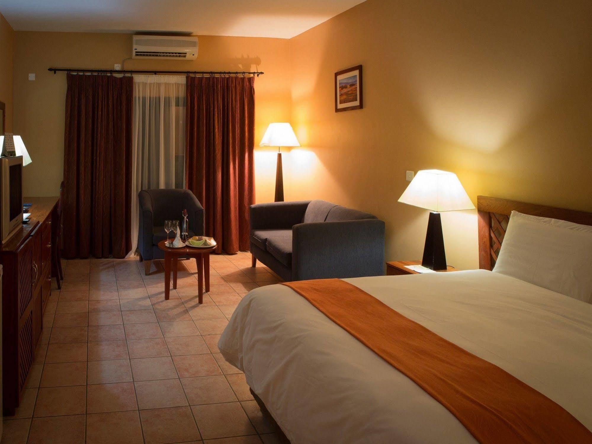 M'Kango Golfview Hotel Лусака Экстерьер фото