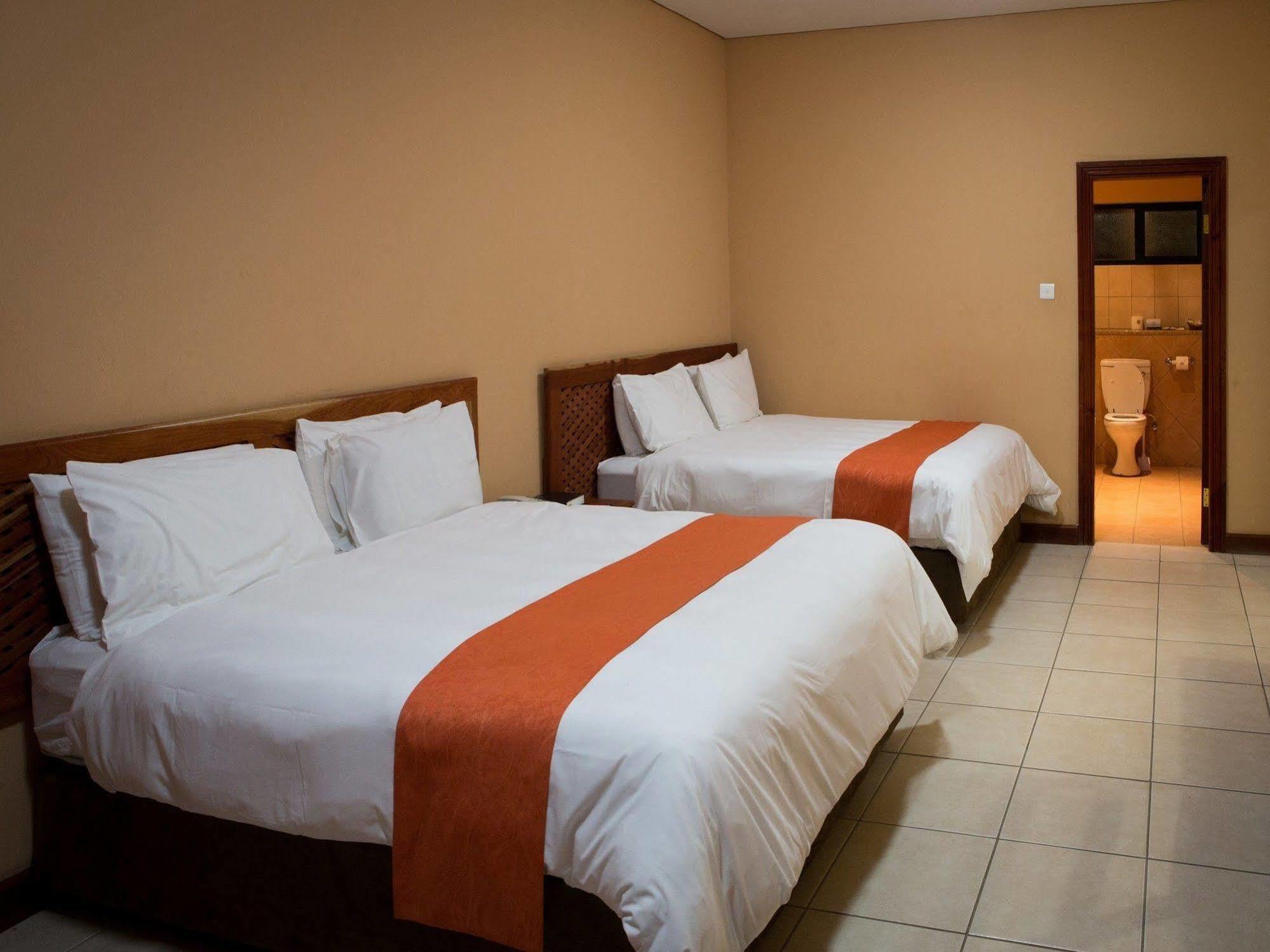 M'Kango Golfview Hotel Лусака Экстерьер фото
