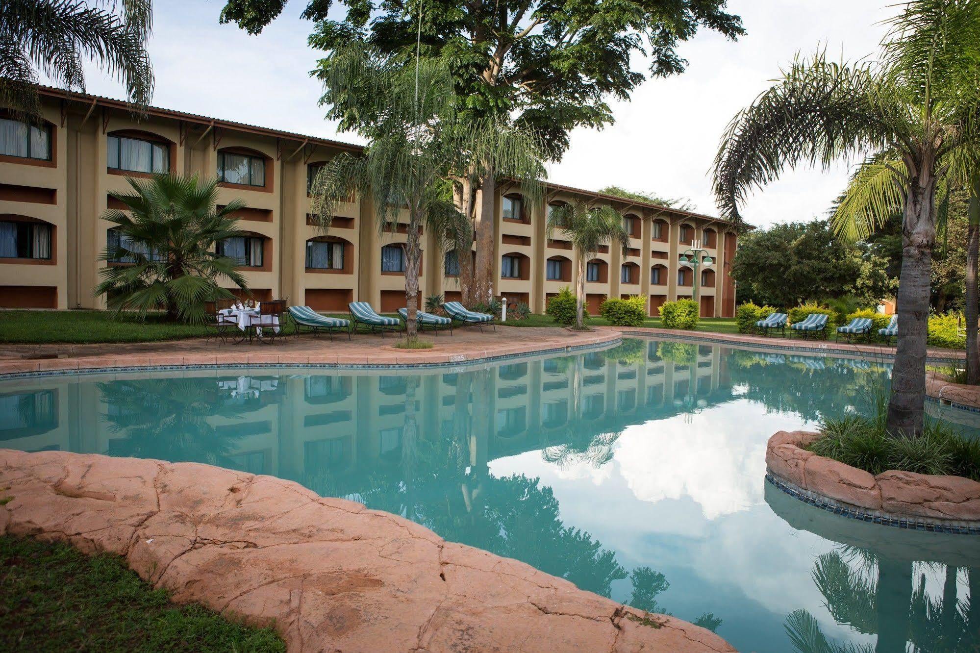 M'Kango Golfview Hotel Лусака Экстерьер фото