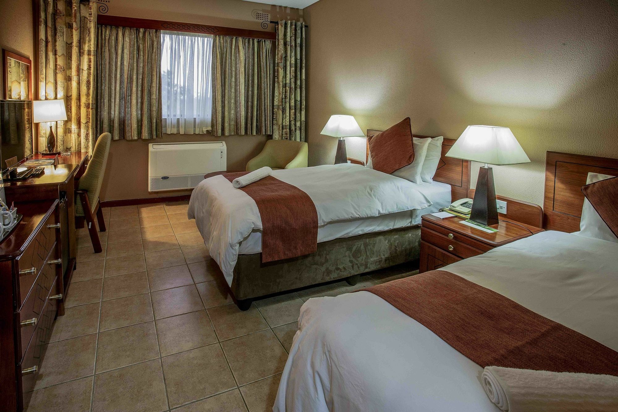 M'Kango Golfview Hotel Лусака Экстерьер фото
